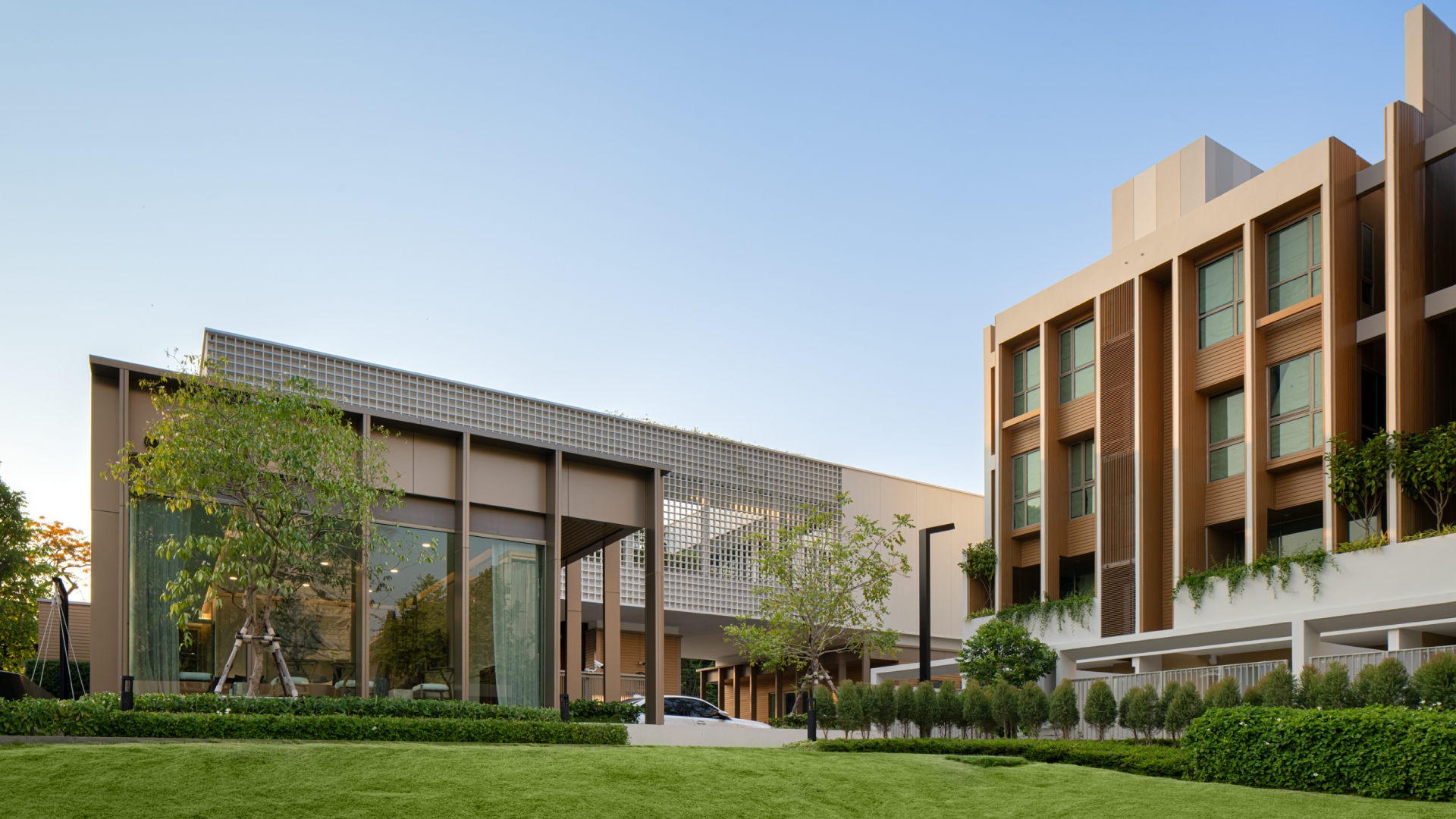 Elegant 3-Bed Condo in BANG PHLAT, Bangkok